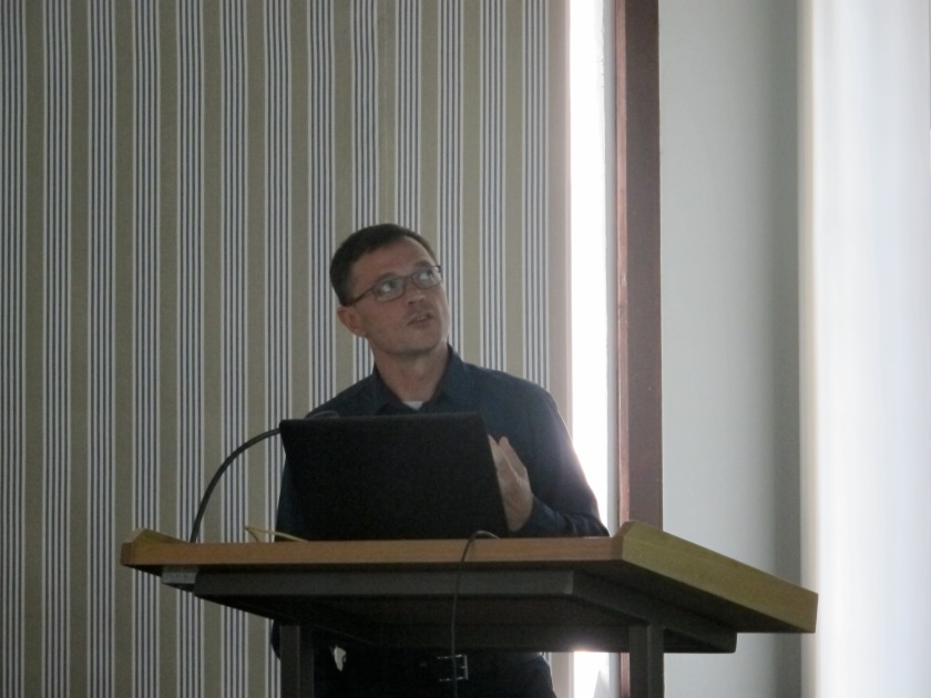 Philip Verhagen in the flow of his presentation on dynamic settlement models in the Netherlands and France